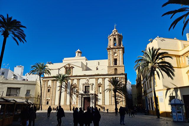 plaza de la catdral con iglesia de santiago al fondo