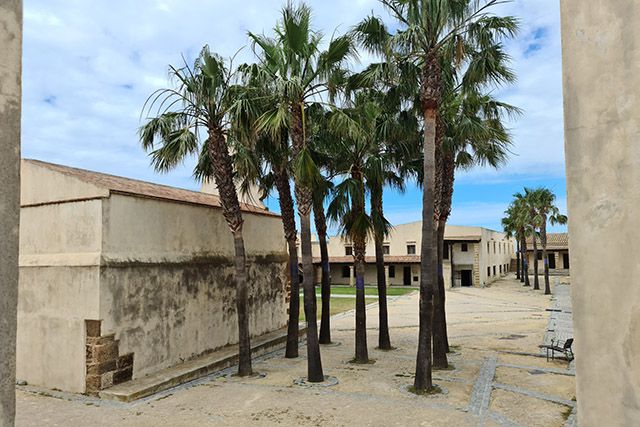 vista al patio del castillo santa catalina en cadiz