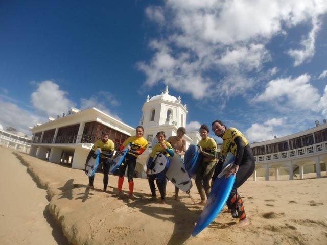 Surfcamp organizado por Las Bicis Naranjas, Cadiz Surf Center y Amazeiin Cadiz.