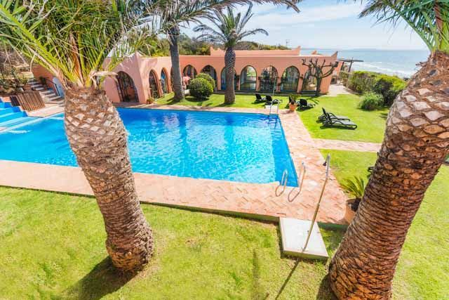 El Hurricane es una pequeña joya de hotel construido en estilo Marroquí, rodeado de jardines subtropicales, con dos piscinas y a pie de las playas vírgenes del Atlántico.