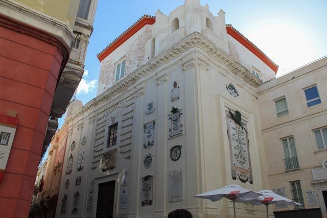 Discover the history of Cadiz through 4+1 routes that will mesmerise you.