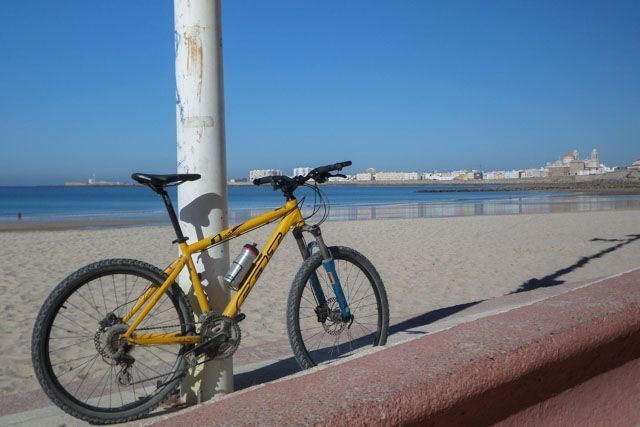 Una de los mejores planes para hacer en Cádiz es un buen paseo en bici.