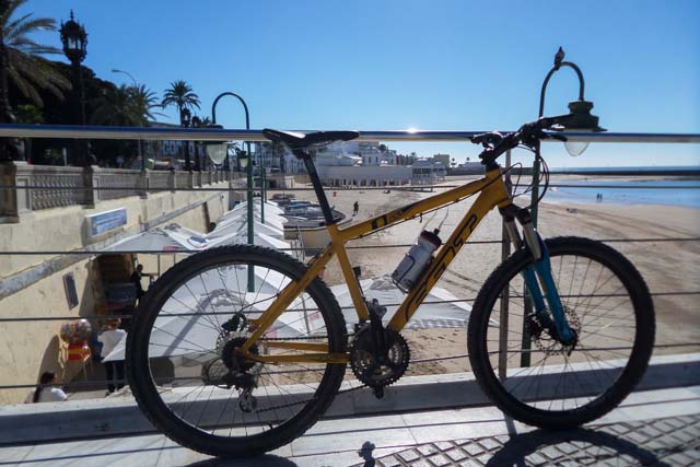 Descubre Cádiz de la manera más saludable y sostenible: en bici.