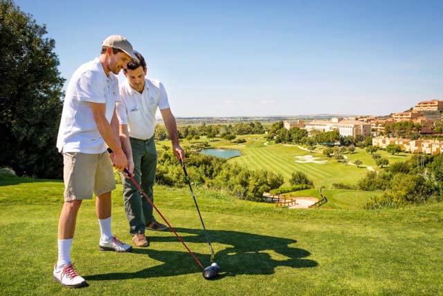 Barceló Montecastillo Golf, máximo exponente del healthy & wellness en la provincia de Cádiz, es un lugar donde disfrutar del deporte y la naturaleza en un marco incomparable. Ofrece Golf gratis e ilimitado por noche de estancia en un campo de 18 hoyos diseñado por Jack Nicklaus.
