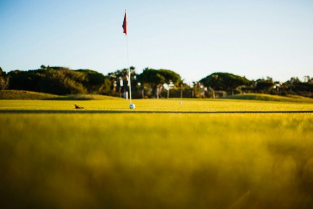 Family Golf Course, Chiclana, es una academia y campo de golf que ofrece una amplia zona de prácticas y 9 hoyos pares 3 dirigida por los hermanos Roca.