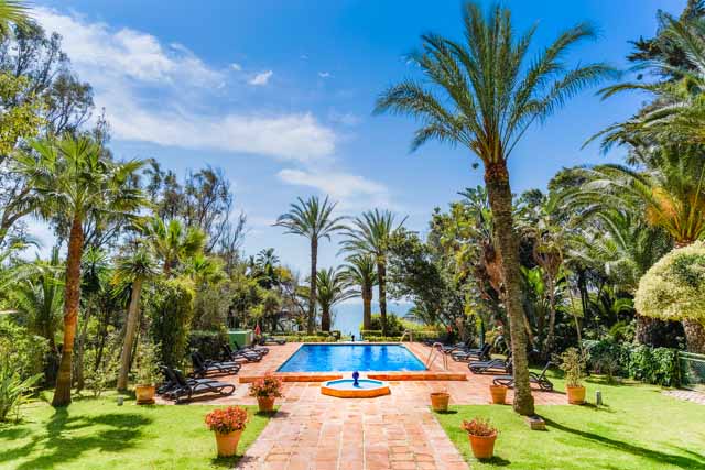 El Hurricane is a little precious hotel, build in Moroccan-style and surrounded by subtropical gardens, with two swimming pools and near the wild beaches of the Atlantic.