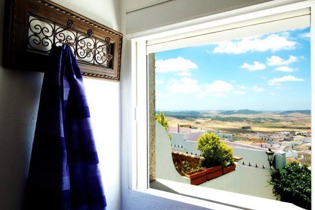 El Hotel La Vista de Medina es una fantástica opción para descubrir la provincia de Cádiz y disfrutar de unas vacaciones con mucho encanto. Disfruta de su atención personalizada, unas habitaciones muy cuidadas y unas vistas privilegiadas.