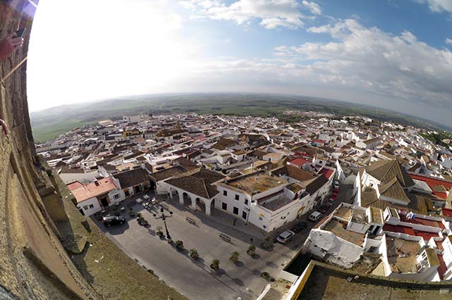 Medina Sidonia is one of the best preserved towns in Andalucía. Its historical legacy, enclave and structure of whitewashed streets make it one of the most visited destinations for domestic tourism in the province of Cadiz. Gateway to the Los Alcornocales Natural Park, it has a good gastronomic and active tourism offer.