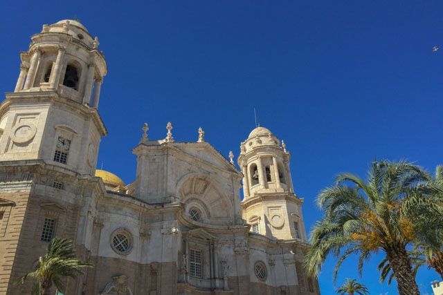 It took more than a hundred years to build the Cadiz Cathedral, and one hundred years will not be enough to contemplate it.