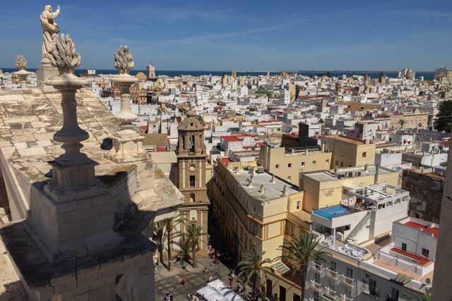 Hemos subido a la Torre del Reloj de la Catedral de Cádiz y te contamos cómo ha sido la experiencia.