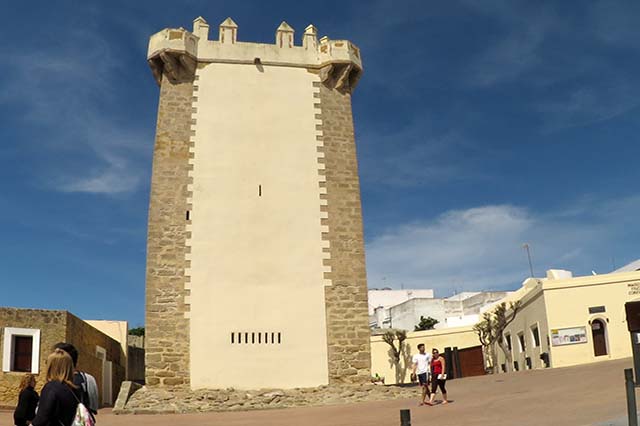 La Torre de Guzmán es uno de monumentos históricos más importantes de Conil de la Frontera. Prueba de ello es que es el elemento principal del escudo de la villa.