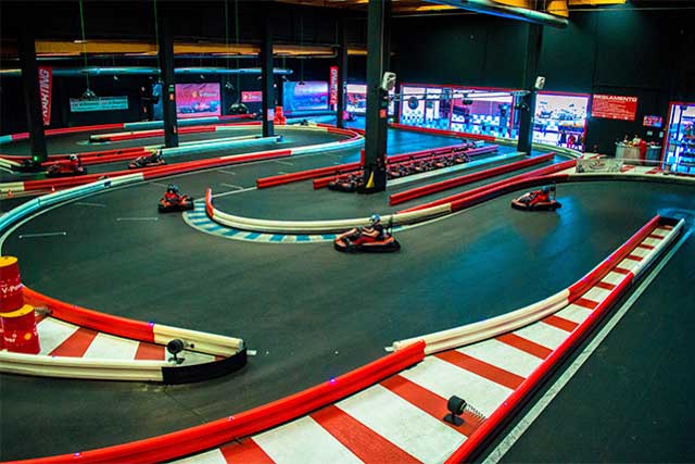 Karting Jerez es un centro de ocio multidisciplinar que cuenta de dos circuitos de karts para todas las edades, simulador F1, sala de Escape Room y bar.