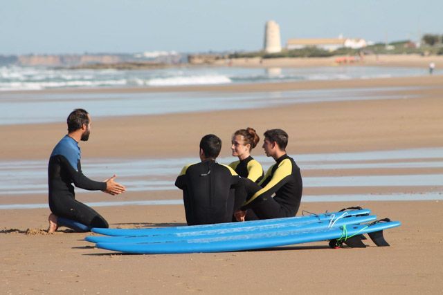 Getting to know the province of Cadiz through active tourism is a different way of doing tourism. Nexo Surf House, in El Palmar, offers courses and accommodation.