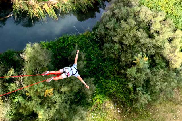 Una de las actividades más espectaculares que puedes hacer en la sierra de Cádiz es puenting. ¡Atrévete a dar el salto!