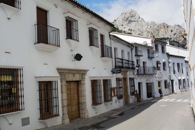 Grazalema es un pueblito blanco entre montañas de la sierra de Cádiz, con callejuelas estrechas y encantadoras.