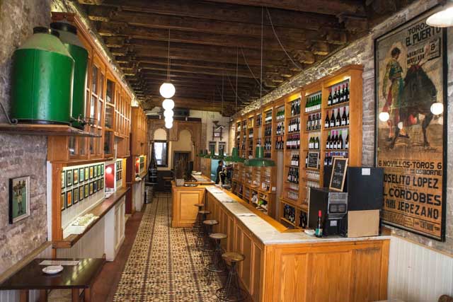 El Almacén Vinos y Tapas, un lugar que no puedes perderte a tu paso por Jerez de la Frontera.
