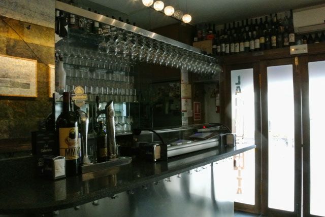 La Tabernita, situada en la emblemática calle Virgen de la Palma de Cádiz, es un coqueto bar donde puedes degustar tapas y vinos.