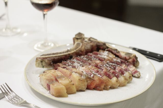 En sus inicios, las carnes de Cantabria a la brasa eran el plato estrella de La Carboná, y de ahí su nombre.
