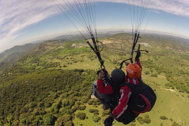 Parapente Algodonales es una empresa en turismo activo especializada en vuelos en parapente biplaza en la Sierra de Cádiz. David Pérez nos cuenta todos los detalles sobre ella.