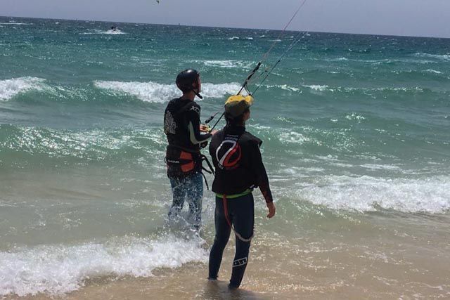En esta entrada te aconsejamos qué traje de neopreno es el ideal para que practiques kitesurf en Tarifa.