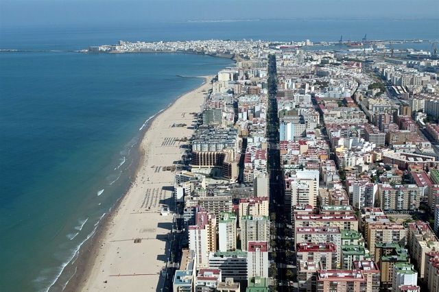 En esta entrada te sugerimos 8 actividades que hacer con amigos en Cádiz. Turismo activo, cultura, historia, gastronomía... ¡Cádiz lo tiene todo!