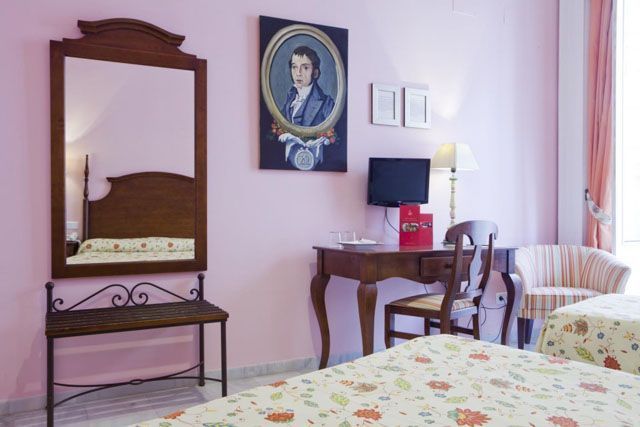 Hospedarse en el Hotel Las Cortes de Cádiz es dormir en un edificio emblemático del siglo XIX.