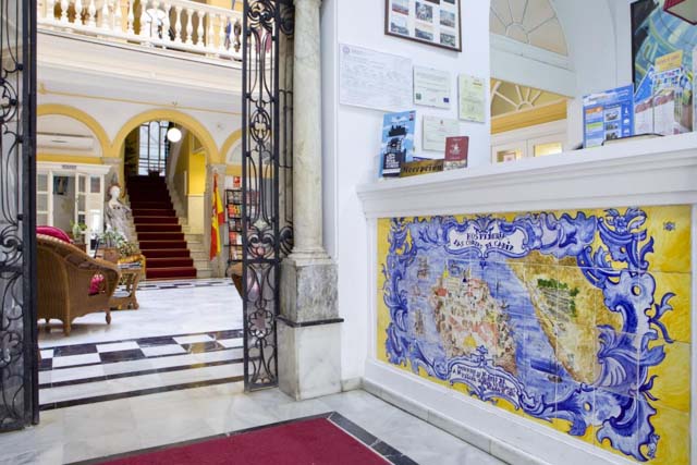 En el Hotel Las Cortes de Cádiz, situado en pleno centro, podrás disfrutar de la experiencia de hospedarte en un hotel con encanto, dormir en una remodelada casa palacio gaditana del siglo XIX y rememorar el espíritu de las Cortes de Cádiz del año 1812.