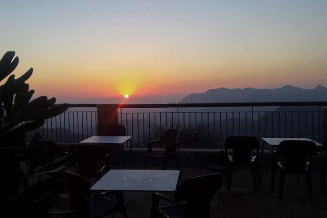 Desde el Bar Nazarí podrás contemplar hermosas puestas de sol.