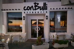 ConBulli es un restaurante y bar de tapas en el paseo marítimo de Cádiz. Ideal para disfrutar de una buena comida frente al mar o en sus coquetos salones.