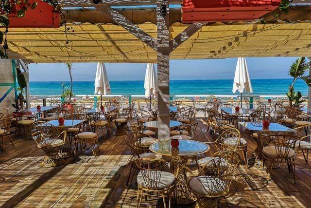 El Cortijo El Cartero es una visita obligada en el El Palmar. Un lugar frente a la playa para desconectar, comer, vivir puestas de sol y Música en Directo.