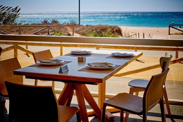 En el Restaurante Casa Juan disfrutarás frente a la playa del Palmar de una excelente cocina marinera. Pescados y mariscos en un lugar paradisiaco.