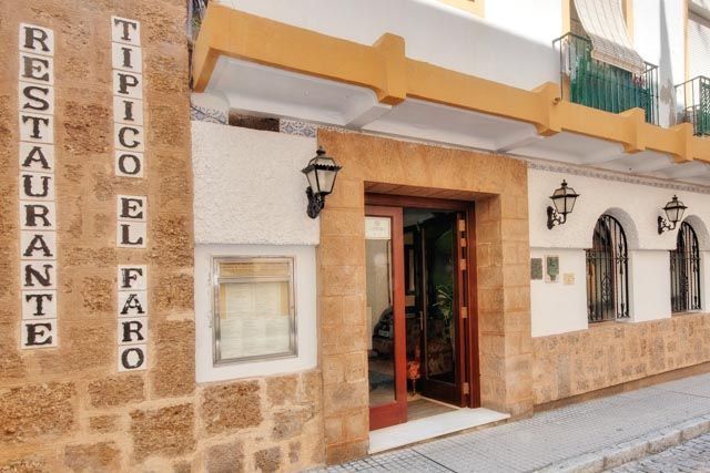 El Faro de Cádiz, junto a la Playa de la Caleta, en el Típico Barrio de la Viña es uno de los restaurantes más emblemáticos de la Provincia de Cádiz.