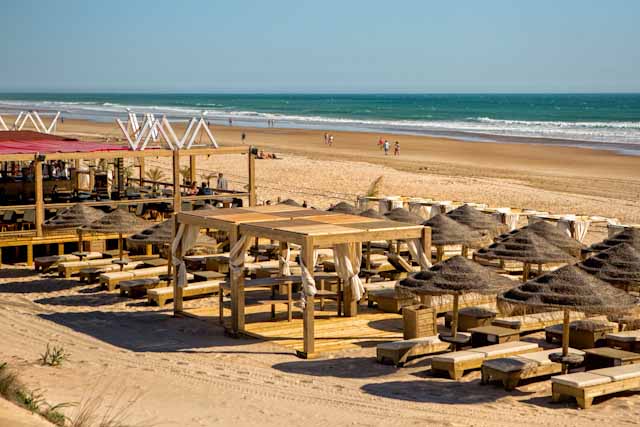 Playa La Barrosa es una playa muy completa, donde poder tomar el sol o incluso tomarte un mojito en alguno de sus chiringuitos.