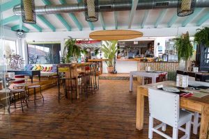 Cafe del Mar Beach es un restaurante fresco y divertido ubicado en la playa de los Lances de Tarifa. Cocina local e internacional, cocteles y conciertos.