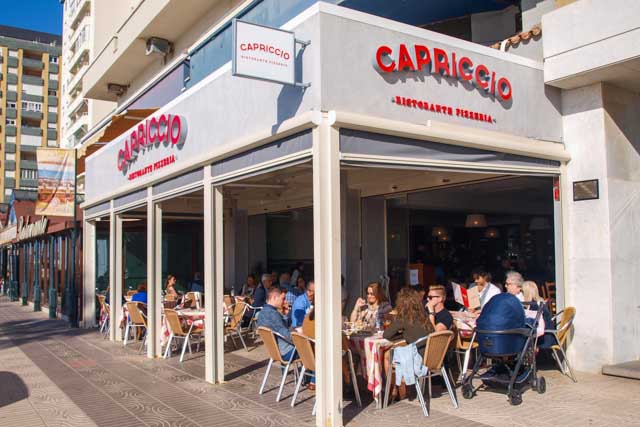 En el Restaurante Capriccio podrás descubrir auténticas recetas italianas y deliciosas pizzas en un local situado en pleno paseo marítimo de Cádiz.