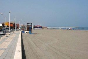La playa de Levante es muy concurrida por visitantes y lugareños de La Línea.