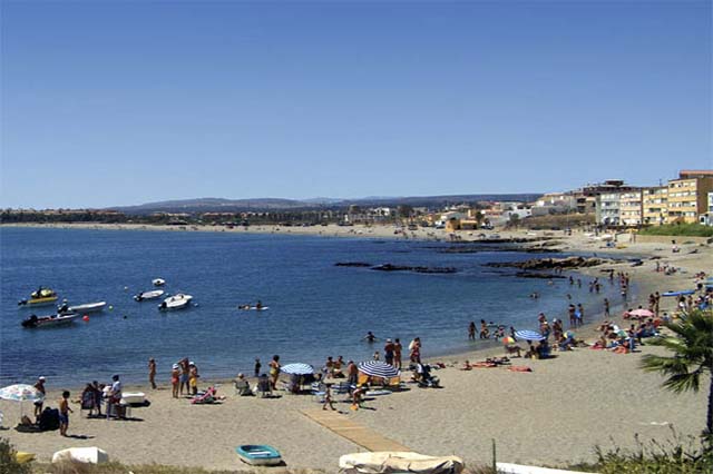 La Playa de Torreguadiaro está ubicada en una zona de pescadores en la que destacan los lujosos apartamentos de Sotogrande y su Puerto Deportivo.