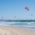 En la Playa de los Lances podrás dar rienda suelta a tu pasión por los deportes de agua y viento.
