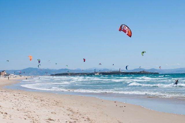 En la Playa de los Lances podrás dar rienda suelta a tu pasión por los deportes de agua y viento.