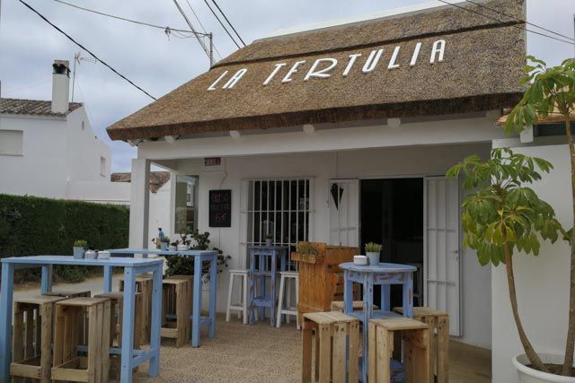 La Tertulia es un coqueto restaurante de paredes blancas situado en Zahora, que ofrece cocina mediterránea, recetas internacionales y platos a la brasa.