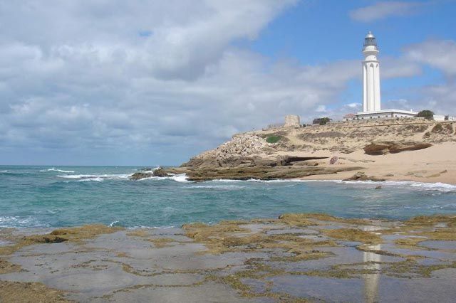 Faro de Trafalgar visto desde la playa.