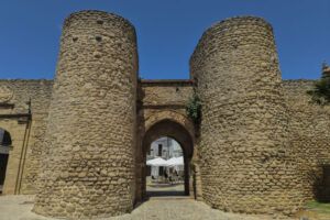Ronda – Vista de la Puerta de Almocábar y murallas